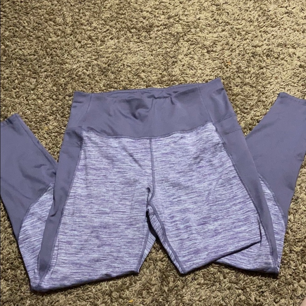 Athletic leggings with pockets
